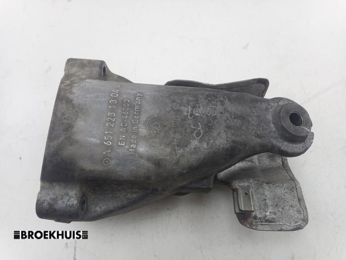 Used Engine mount Mercedes Sprinter 3,5t (906.63) 313 CDI 16V Price € 24,20 Inclusive VAT offered by Autobedrijf Broekhuis B.V.