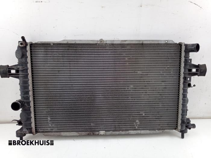 Usagé Radiateur Opel Zafira (M75) 2.2 16V Direct Ecotec Prix € 30,00 Règlement à la marge proposé par Autobedrijf Broekhuis B.V.