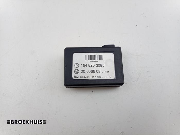 Begagnade Regnsensor Mercedes ML II (164/4JG) 3.0 ML-320 CDI 4-Matic V6 24V Pris € 50,00 Marginaltabell erbjuds av Autobedrijf Broekhuis B.V.