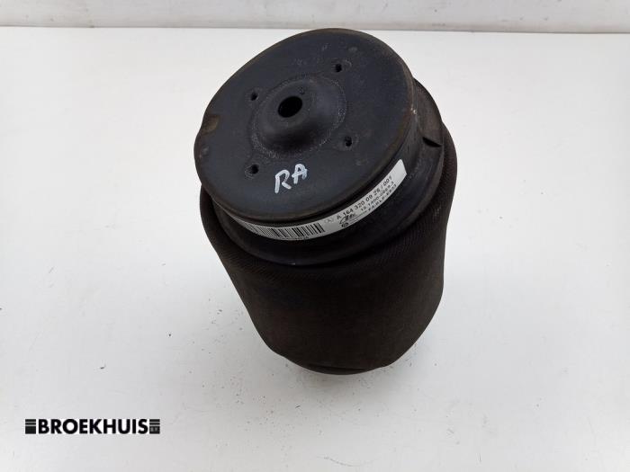 Begagnade Luftfjäder Mercedes ML II (164/4JG) 3.0 ML-320 CDI 4-Matic V6 24V Pris € 75,00 Marginaltabell erbjuds av Autobedrijf Broekhuis B.V.