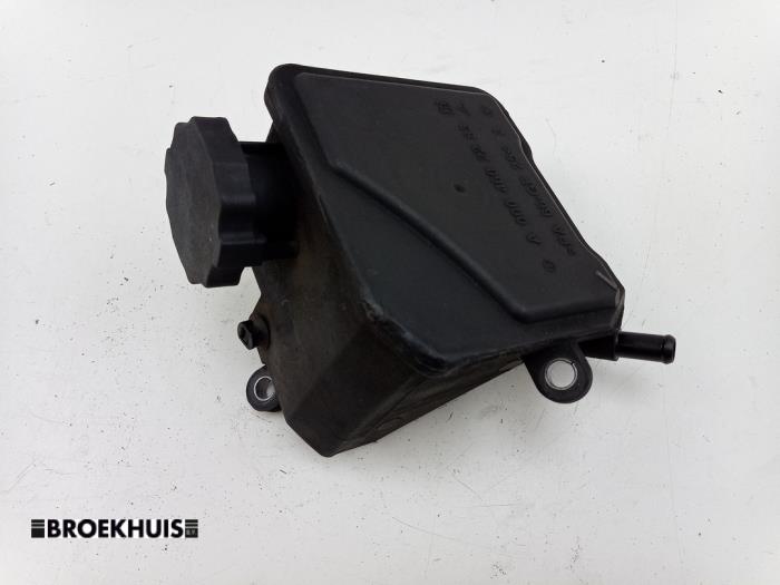 Begagnade Styrservotank Mercedes ML II (164/4JG) 3.0 ML-320 CDI 4-Matic V6 24V Pris € 10,00 Marginaltabell erbjuds av Autobedrijf Broekhuis B.V.