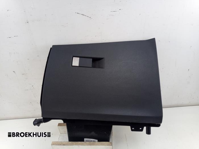 Begagnade Handskfack DS Automobiles DS 7 1.6 16V E-Tense 225 Pris € 100,00 Marginaltabell erbjuds av Autobedrijf Broekhuis B.V.