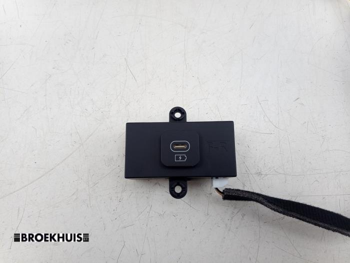 Begagnade AUX/USB-anslutning Hyundai Santa Fe V (MX5) 1.6 T-GDI PHEV 4WD Pris € 30,00 Marginaltabell erbjuds av Autobedrijf Broekhuis B.V.
