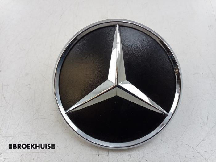Używane Emblemat Mercedes Sprinter 3,5t (907.6/910.6) 315 CDI 2.0 D RWD Cena € 24,20 Z VAT oferowane przez Autobedrijf Broekhuis B.V.
