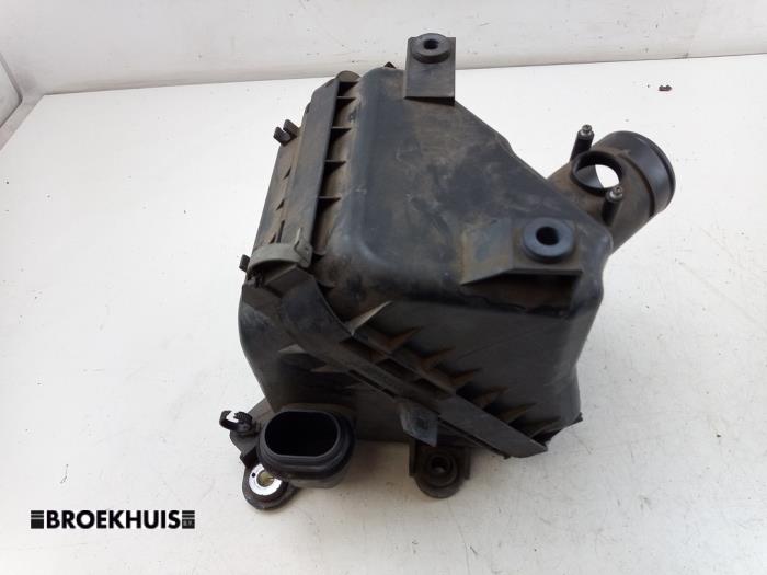 Begagnade Luftfilterhus Mitsubishi Grandis (NA) 2.4 16V MIVEC Pris € 20,00 Marginaltabell erbjuds av Autobedrijf Broekhuis B.V.