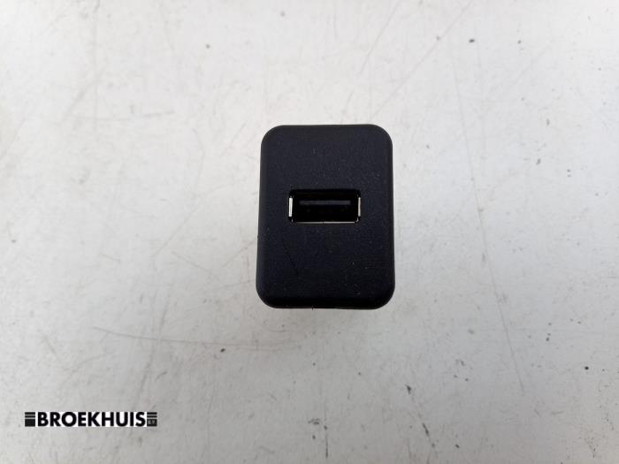 Używane Modul USB Opel Corsa E 1.4 16V Cena € 10,00 Procedura marży oferowane przez Autobedrijf Broekhuis B.V.