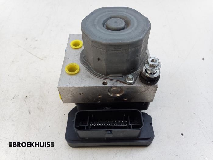 Begagnade ABS-pump Opel Corsa E 1.4 16V Pris € 45,00 Marginaltabell erbjuds av Autobedrijf Broekhuis B.V.
