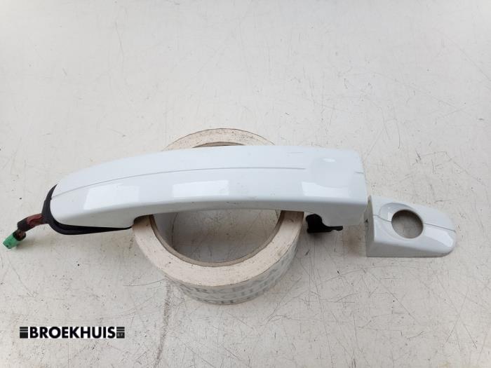 Begagnade Handtag Ford C-Max (DXA) 1.0 Ti-VCT EcoBoost 12V 125 Pris € 30,00 Marginaltabell erbjuds av Autobedrijf Broekhuis B.V.