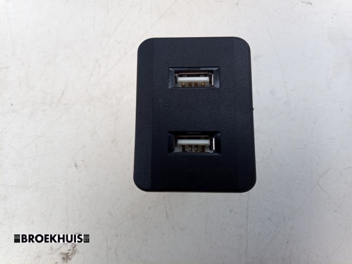 Używane Modul USB Mercedes C Estate (S205) C-300 e 2.0 16V Cena € 25,00 Procedura marży oferowane przez Autobedrijf Broekhuis B.V.