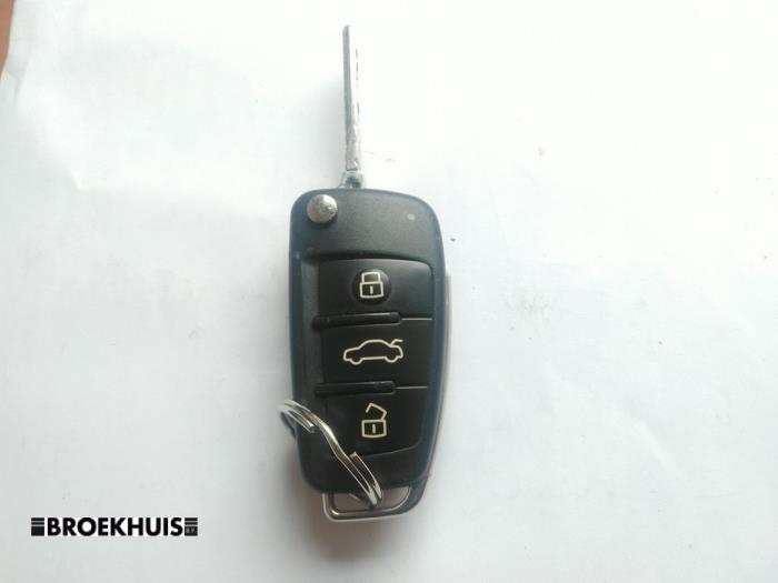 Używane Klucz Audi A1 Sportback (8XA/8XF) 1.0 TFSI Ultra 12V Cena € 25,00 Procedura marży oferowane przez Autobedrijf Broekhuis B.V.