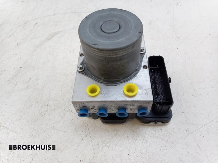 Usagé Pompe ABS Toyota Yaris IV (P21/PA1/PH1) 1.5 12V Hybrid 115 Prix € 175,00 Règlement à la marge proposé par Autobedrijf Broekhuis B.V.