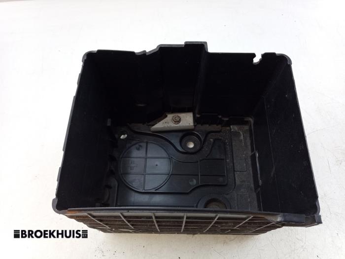 Begagnade Batterilåda Renault Twingo II (CN) 1.2 16V Pris € 25,00 Marginaltabell erbjuds av Autobedrijf Broekhuis B.V.