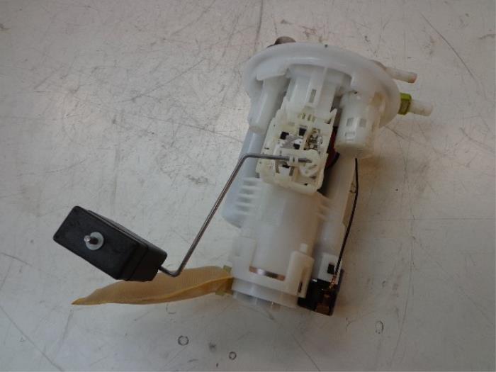 Electric fuel pump from a Nissan Pixo (D31S) 1.0 12V 2011