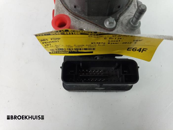 Bloc ABS d'un Peugeot 107 1.0 12V 2012