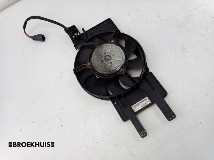 Używane Silnik wentylatora Ford Focus 3 1.0 Ti-VCT EcoBoost 12V 100 Cena € 30,00 Procedura marży oferowane przez Autobedrijf Broekhuis B.V.