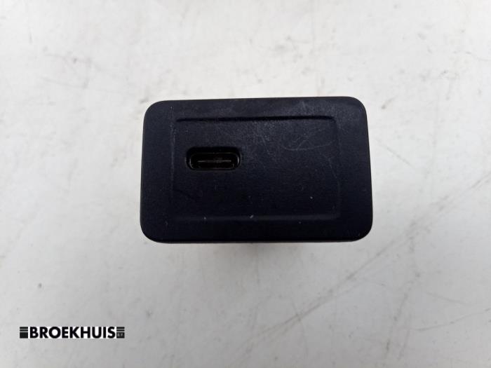 Używane Wtyczka USB Mercedes Sprinter 5t 517 CDI 2.0 D RWD Cena € 24,20 Z VAT oferowane przez Autobedrijf Broekhuis B.V.
