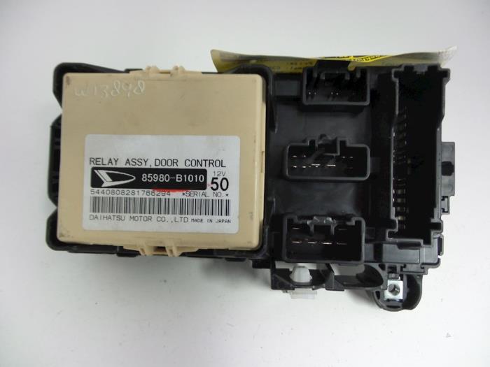 used daihatsu sirion 2 (m3) 1 0 12v dvvt fuse box 85980b1010 Daihatsu Sirion Za Motorno Maslo fuse box from a daihatsu sirion (used)