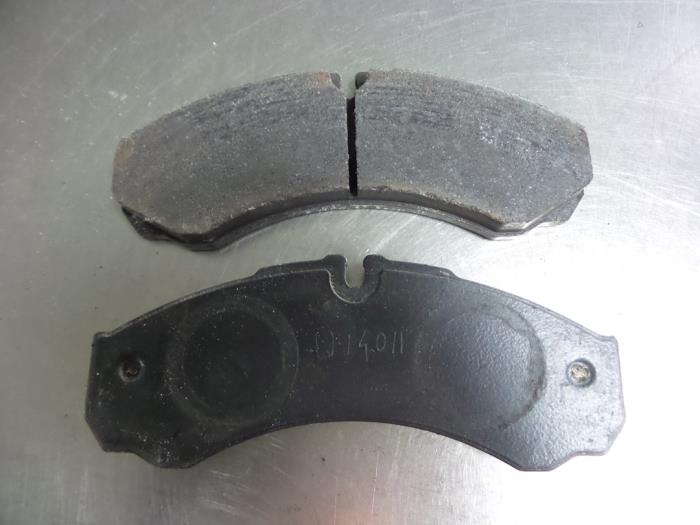 Front brake pad from a Iveco New Daily III 35C/S11 2001