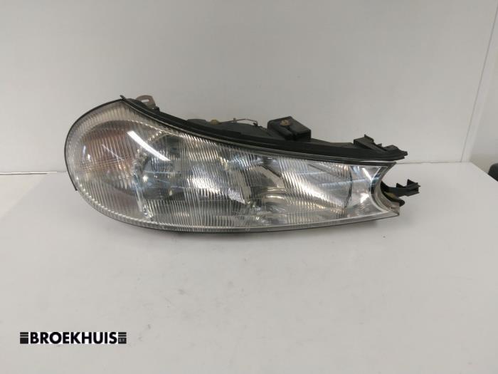 Używane Reflektor prawy Ford Mondeo II Wagon 2.0i 16V Cena € 15,00 Procedura marży oferowane przez Autobedrijf Broekhuis B.V.