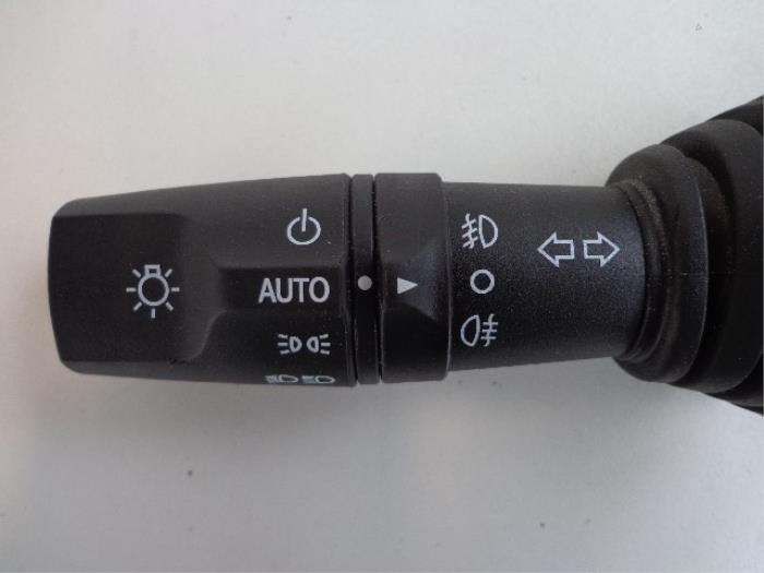 Interruptor de indicador de dirección de un Daewoo Captiva (C140) 2.2 D 16V 4x4 2012