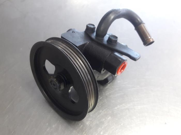 Power steering pump from a Hyundai H-1/Starex Travel 2.5 TCI 2003