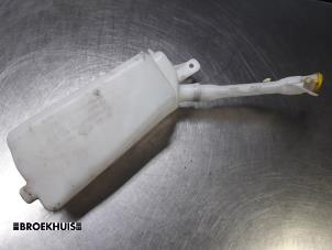 Used Front windscreen washer reservoir Renault Clio III (BR/CR) 1.5 dCi FAP Price € 10,00 Margin scheme offered by Autobedrijf Broekhuis B.V.