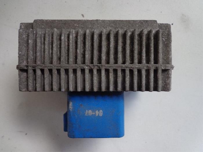 Glow plug relay Opel Zafira 1.9 CDTI 55353011