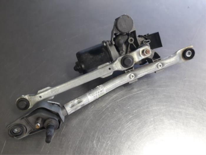 Wiper motor + mechanism from a Toyota Aygo (B10) 1.0 12V VVT-i 2009
