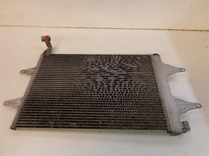 Usagé Radiateur clim Volkswagen Polo IV (9N1/2/3) 1.2 12V Prix € 30,00 Règlement à la marge proposé par Autobedrijf Broekhuis B.V.