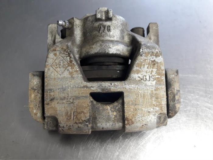 Gebrauchte Bremszange rechts vorne Renault Scénic III (JZ) 1.6 16V Preis € 15,00 Margenregelung angeboten von Autobedrijf Broekhuis B.V.