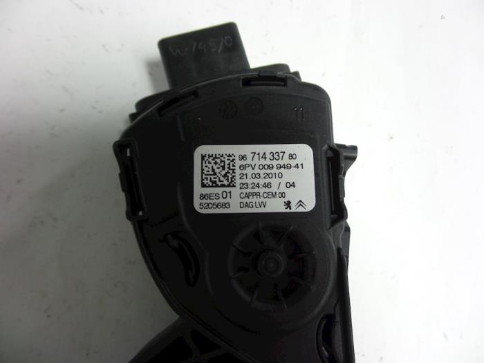 Accelerator pedal from a Peugeot 207 SW (WE/WU) 1.6 16V VTRi 2010