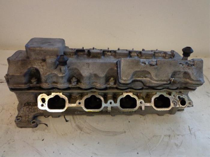 Cylinder head from a Mercedes-Benz E (W211) 5.0 E-500 V8 24V 2002