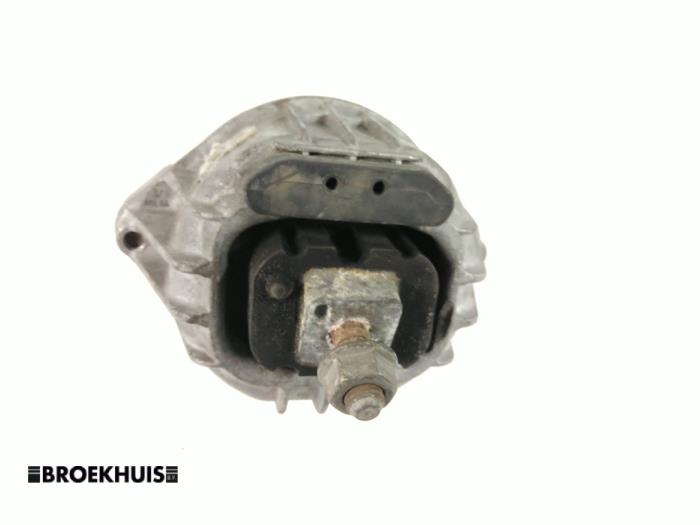 Used Engine mount BMW 3 serie (E90) 318d 16V Price € 15,00 Margin scheme offered by Autobedrijf Broekhuis B.V.