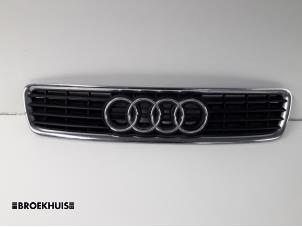Używane Grill Audi A4 Avant (B5) 1.6 Cena € 15,00 Procedura marży oferowane przez Autobedrijf Broekhuis B.V.