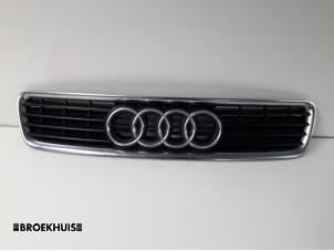 Używane Grill Audi A4 Avant (B5) 1.9 TDI Cena € 15,00 Procedura marży oferowane przez Autobedrijf Broekhuis B.V.