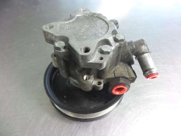 Usagé Pompe de direction Audi A4 Avant (B7) 2.7 TDI V6 24V Prix € 40,00 Règlement à la marge proposé par Autobedrijf Broekhuis B.V.