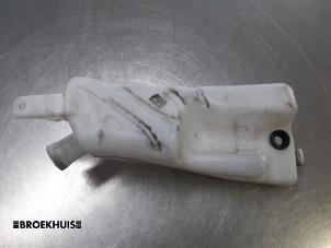 Used Front windscreen washer reservoir Renault Clio III (BR/CR) 1.5 dCi 70 Price € 10,00 Margin scheme offered by Autobedrijf Broekhuis B.V.