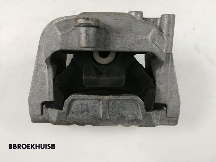 Engine mount from a Volkswagen Golf V (1K1) 2.0 TFSI GTI 16V 2005