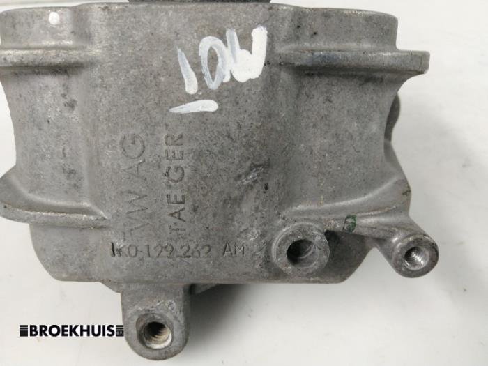 Engine mount from a Volkswagen Golf V (1K1) 2.0 TFSI GTI 16V 2005