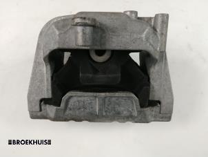 Engine mount from a Volkswagen Golf V (1K1) 2.0 TFSI GTI 16V 2005