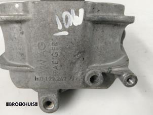 Engine mount from a Volkswagen Golf V (1K1) 2.0 TFSI GTI 16V 2005
