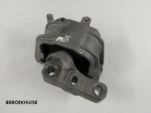 Engine mount from a Volkswagen Golf V (1K1) 2.0 TFSI GTI 16V 2005