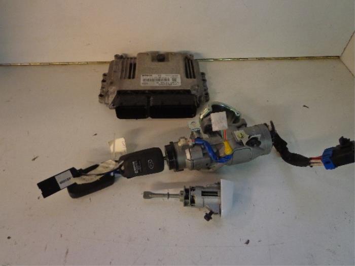 Used Injection computer Kia Cee'd (EDB5) 1.6 CRDi 16V Price € 75,00 Margin scheme offered by Autobedrijf Broekhuis B.V.