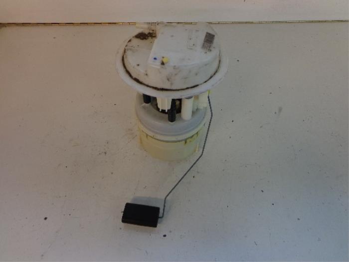 Electric fuel pump from a Peugeot 206 SW (2E/K) 1.6 16V 2005