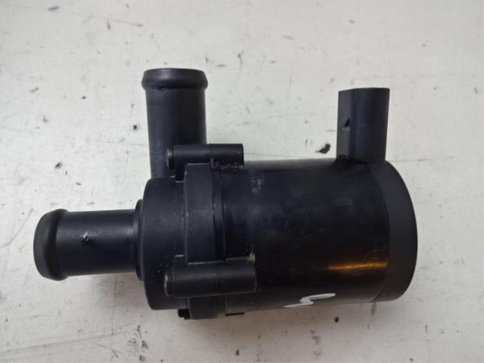 Water pump from a Volkswagen Tiguan (5N1/2) 2.0 TSI 16V 4Motion 2011