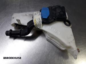 Usagé Réservoir lave-glace avant Audi A4 (B8) 2.0 TDI 16V Prix € 20,00 Règlement à la marge proposé par Autobedrijf Broekhuis B.V.