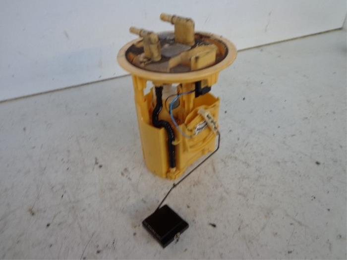 Electric fuel pump from a Peugeot Expert (222/224) 2.0 HDi 90 2005