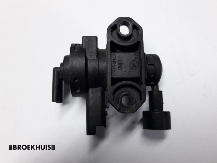 Vacuum valve from a Peugeot Expert (222/224) 2.0 HDi 90 2005