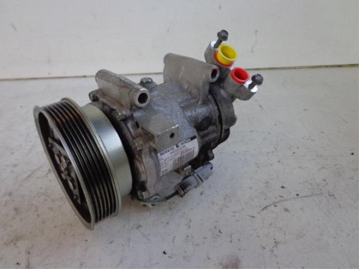 Air conditioning pump from a Renault Clio III (BR/CR) 1.5 dCi FAP 2012