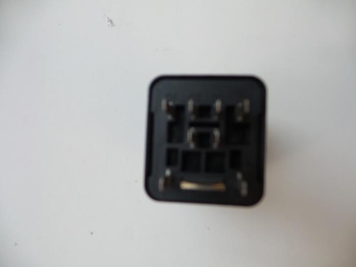 Used Volkswagen Passat Variant (3C5) 2.0 TDI 140 Glow plug relay O38907281B Autobedrijf